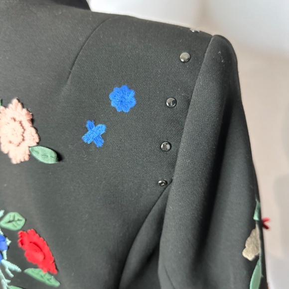 Carlisle Collection Black fitted blazer w/colorful appliqué flowers. Size 8 EUC - Picture 7 of 15